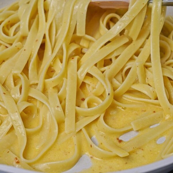 Butter sauce for pasta, extra creamy and glossy, ready to enjoy.