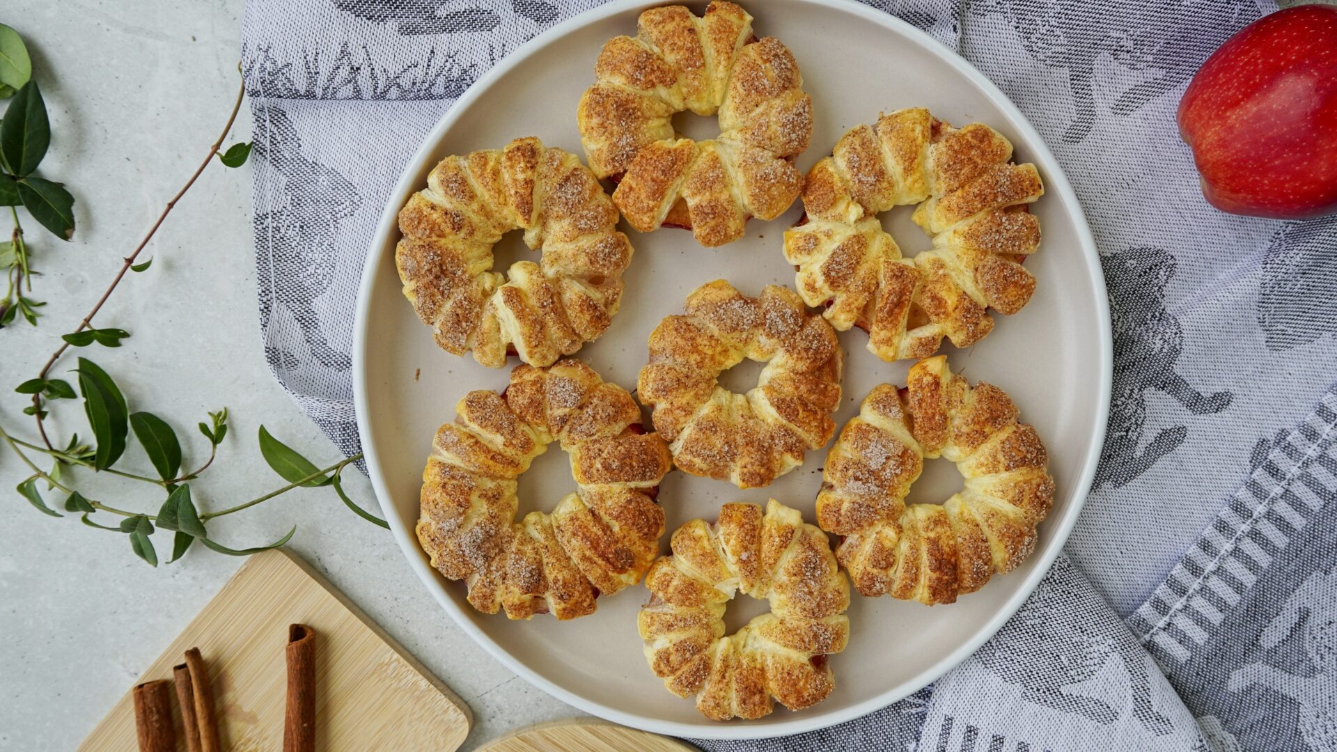 Apple and Puff Pastry Dessert: Soft Apples with Crispy Crust