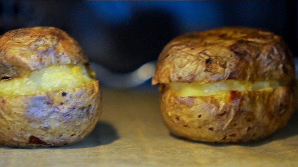 Reheating potatoes in the oven after thawing.